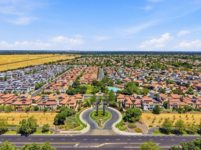 9911 Del Surf Ln, Elk Grove, CA 95757