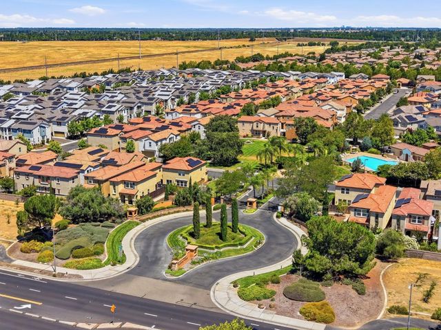 9911 Del Surf Ln, Elk Grove, CA 95757