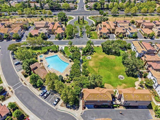 9911 Del Surf Ln, Elk Grove, CA 95757
