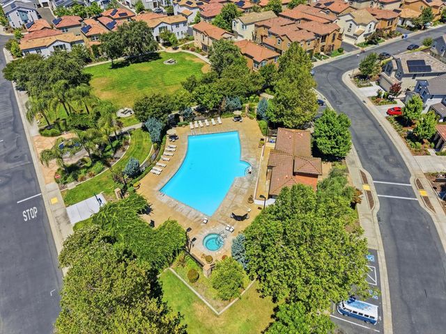 9911 Del Surf Ln, Elk Grove, CA 95757