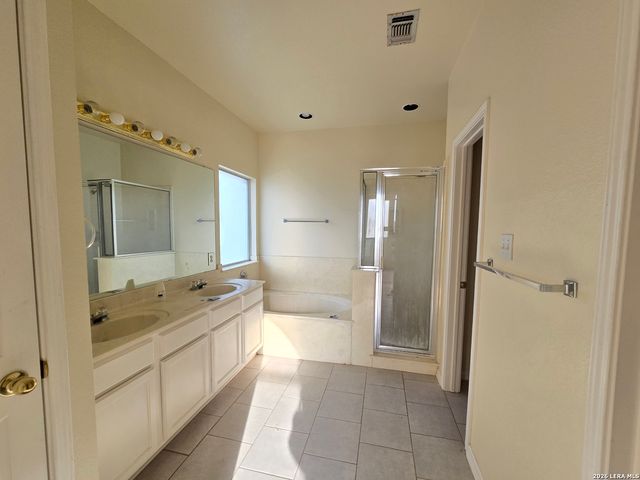 135 Muirfield Ln, La Vernia, TX 78121