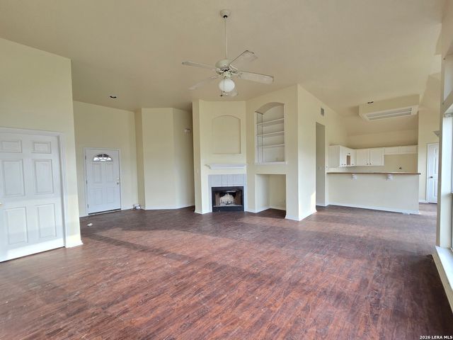 135 Muirfield Ln, La Vernia, TX 78121