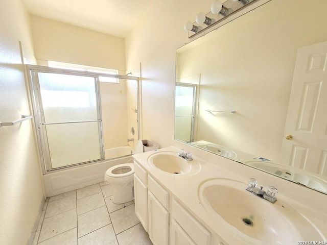 135 Muirfield Ln, La Vernia, TX 78121