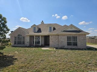 135 Muirfield Ln, La Vernia, TX 78121