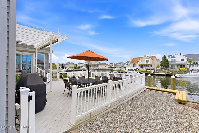 14 Toppinglift Drive, Bayville, NJ 08721