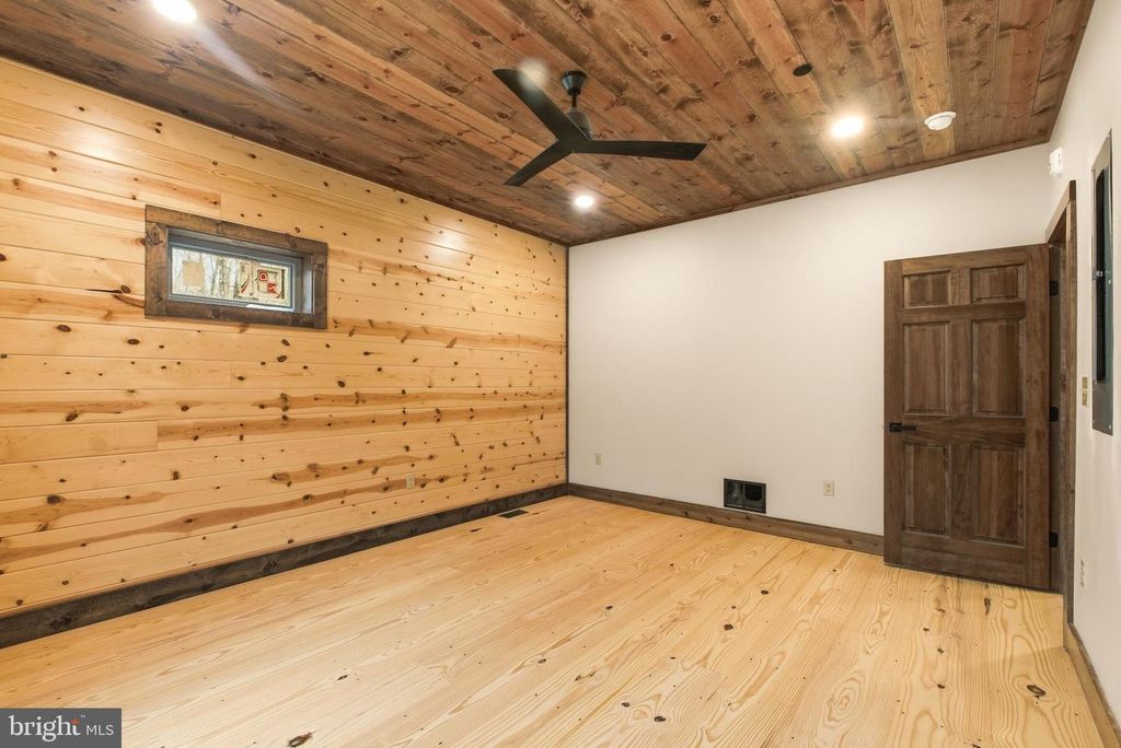 Image 11 of property listing at 2 NATURE RUN, Mc Henry, MD 21541