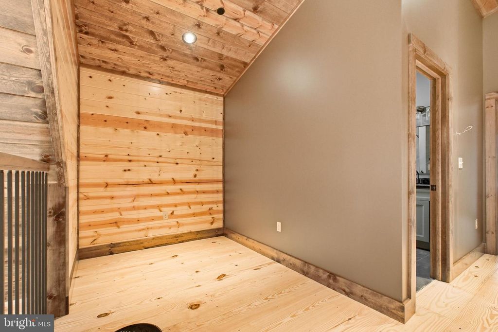 Image 17 of property listing at 2 NATURE RUN, Mc Henry, MD 21541