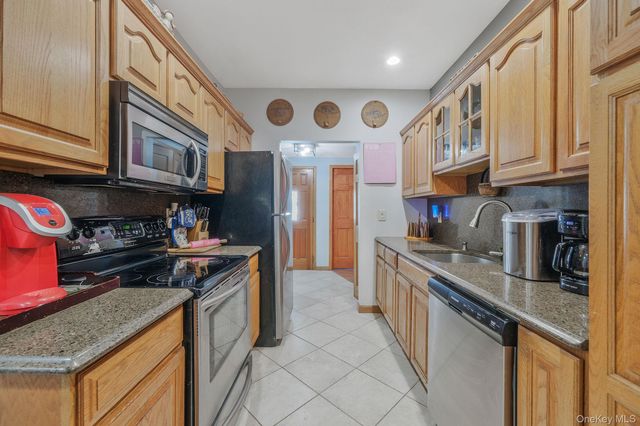 14 Mount Wilson Avenue, Farmingville, NY 11738