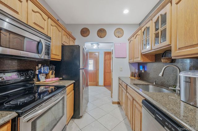 14 Mount Wilson Avenue, Farmingville, NY 11738