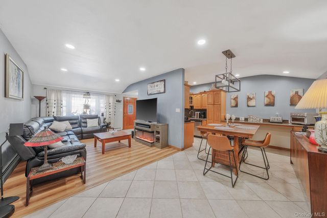 14 Mount Wilson Avenue, Farmingville, NY 11738