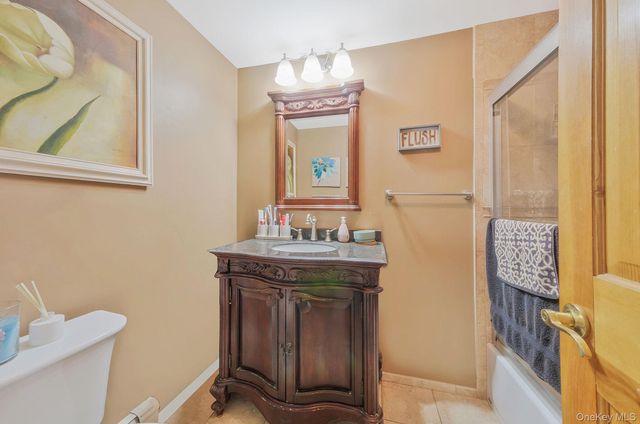 14 Mount Wilson Avenue, Farmingville, NY 11738