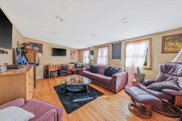 14 Mount Wilson Avenue, Farmingville, NY 11738