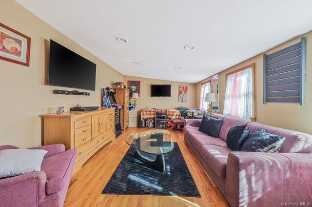 14 Mount Wilson Avenue, Farmingville, NY 11738