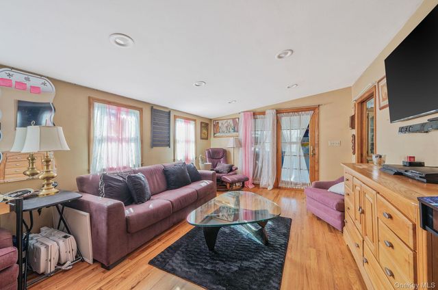 14 Mount Wilson Avenue, Farmingville, NY 11738