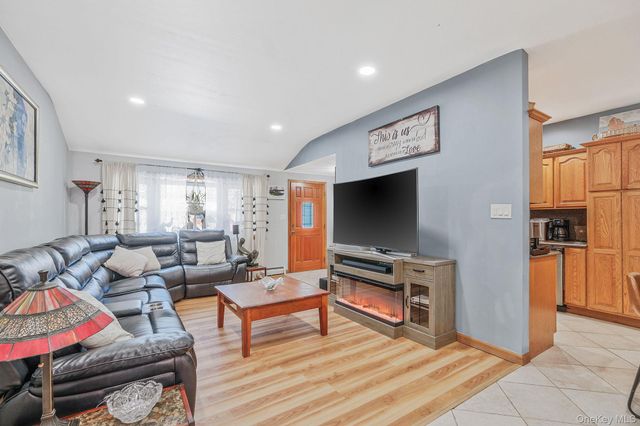 14 Mount Wilson Avenue, Farmingville, NY 11738