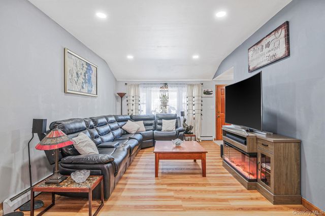 14 Mount Wilson Avenue, Farmingville, NY 11738