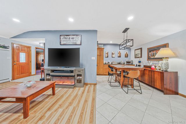 14 Mount Wilson Avenue, Farmingville, NY 11738