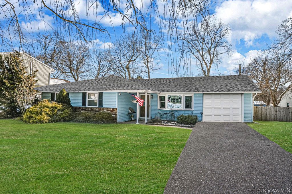 14 Mount Wilson Avenue, Farmingville, NY 11738