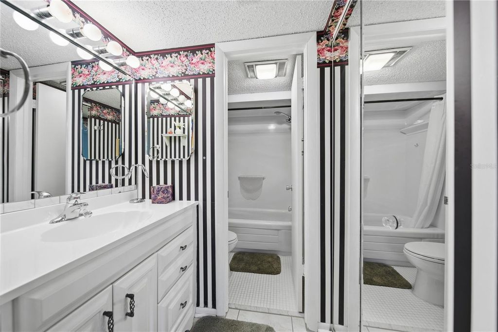 Image 15 of property listing at 6114 43RD STREET W 104E, Bradenton, FL 34210