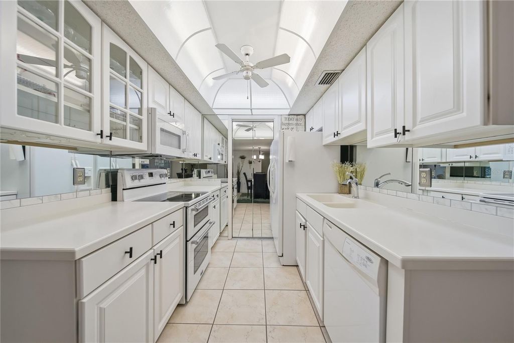 Image 20 of property listing at 6114 43RD STREET W 104E, Bradenton, FL 34210