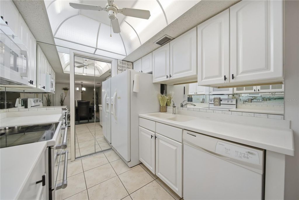Image 22 of property listing at 6114 43RD STREET W 104E, Bradenton, FL 34210