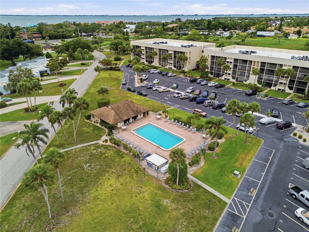 Image 4 of property listing at 6114 43RD STREET W 104E, Bradenton, FL 34210