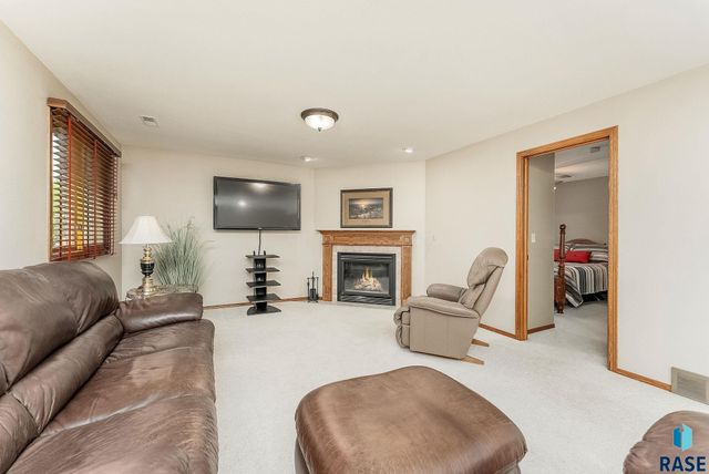 505 N Oak Ridge Rd, Brandon, SD 57005