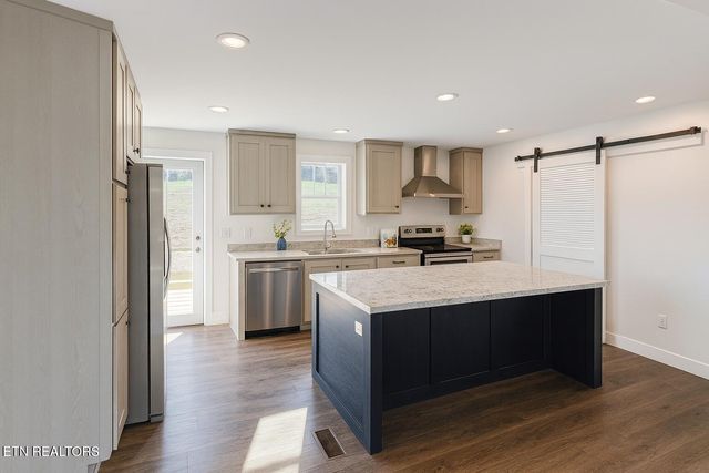 1535 W Wade Rd, Loudon, TN 37774