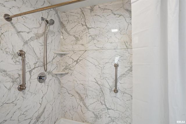 5311 38th Avenue 10, Moline, IL 61265