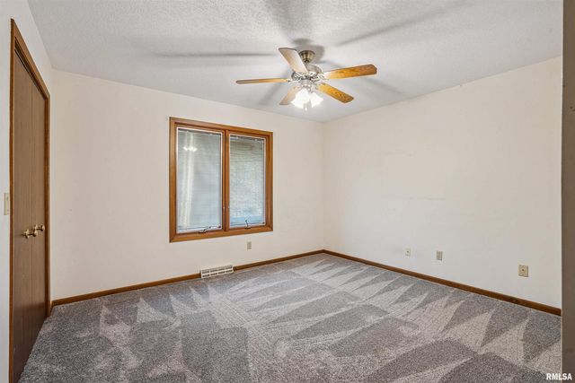 5311 38th Avenue 10, Moline, IL 61265