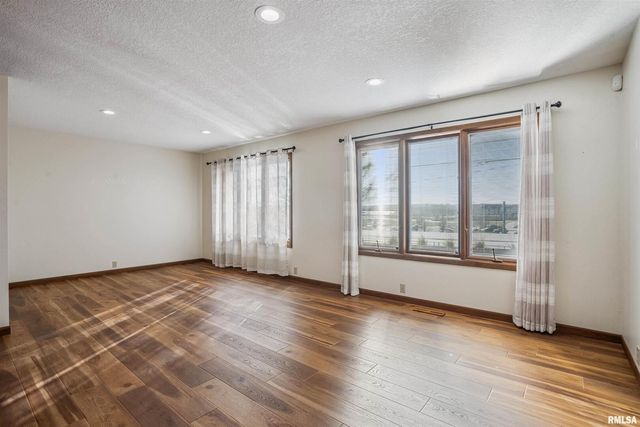 5311 38th Avenue 10, Moline, IL 61265