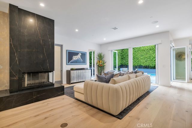 8719 Rosewood Avenue, West Hollywood, CA 90048