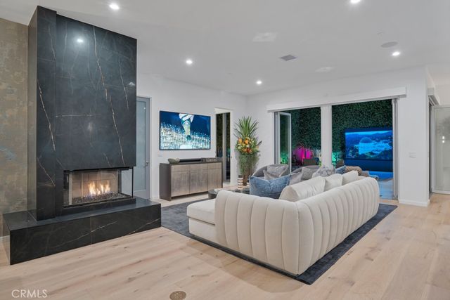 8719 Rosewood Avenue, West Hollywood, CA 90048