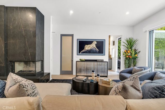 8719 Rosewood Avenue, West Hollywood, CA 90048