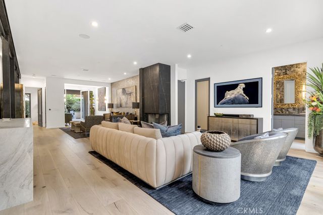 8719 Rosewood Avenue, West Hollywood, CA 90048