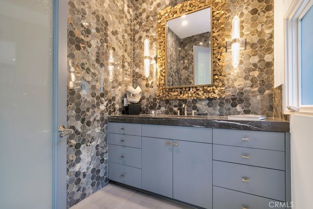 8719 Rosewood Avenue, West Hollywood, CA 90048