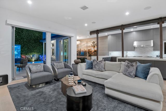 8719 Rosewood Avenue, West Hollywood, CA 90048