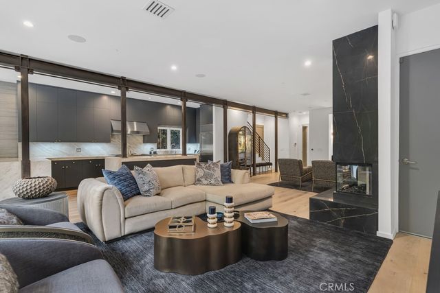 8719 Rosewood Avenue, West Hollywood, CA 90048