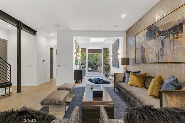 8719 Rosewood Avenue, West Hollywood, CA 90048