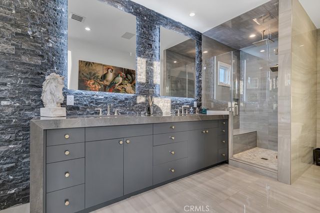 8719 Rosewood Avenue, West Hollywood, CA 90048