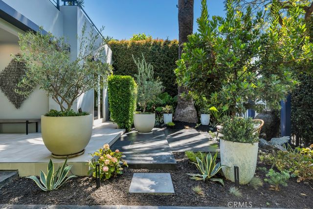 8719 Rosewood Avenue, West Hollywood, CA 90048