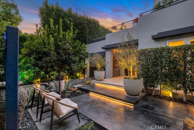 8719 Rosewood Avenue, West Hollywood, CA 90048