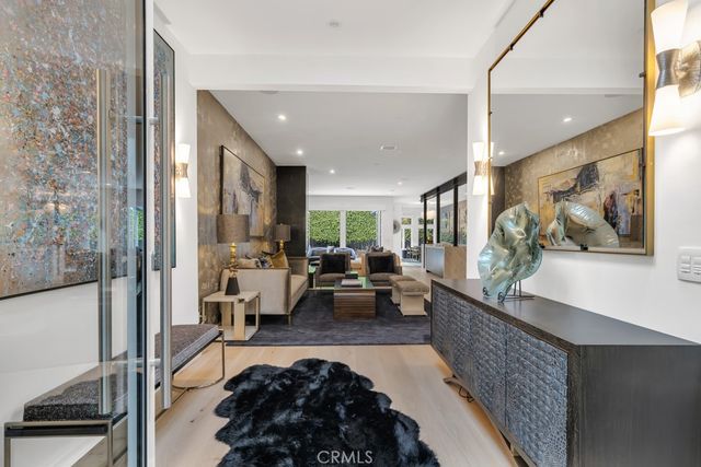 8719 Rosewood Avenue, West Hollywood, CA 90048