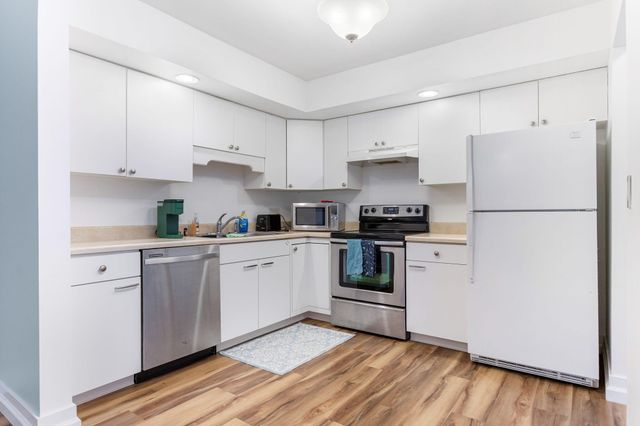 3626 Lakeshore Dr K9 9, St. Joseph, MI 49085