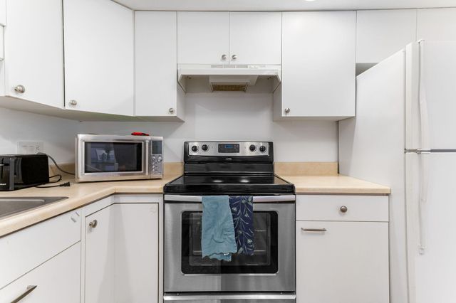 3626 Lakeshore Dr K9 9, St. Joseph, MI 49085