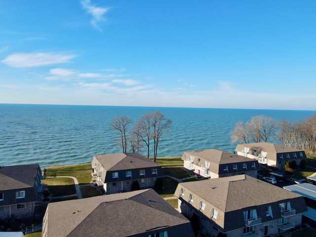 3626 Lakeshore Dr K9 9, St. Joseph, MI 49085