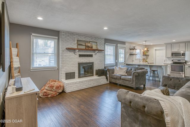 414 W Rudondo Drive, Webb City, MO 64870