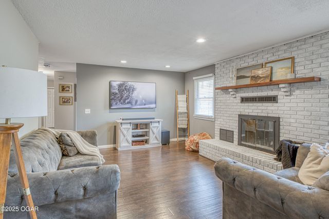 414 W Rudondo Drive, Webb City, MO 64870