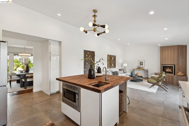 7919 Phaeton Dr, Oakland, CA 94605