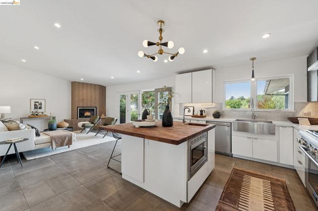 7919 Phaeton Dr, Oakland, CA 94605